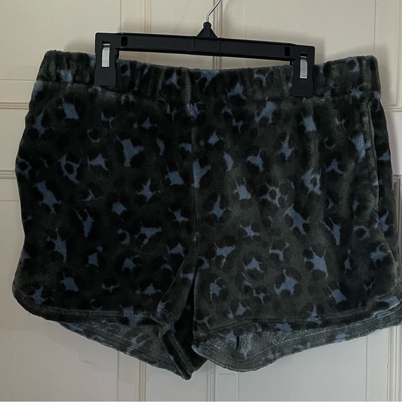 AERIE Shorts Green Cheetah Print Fleece Size Medium  Pajama Lounge Beach Travel - Picture 10 of 10